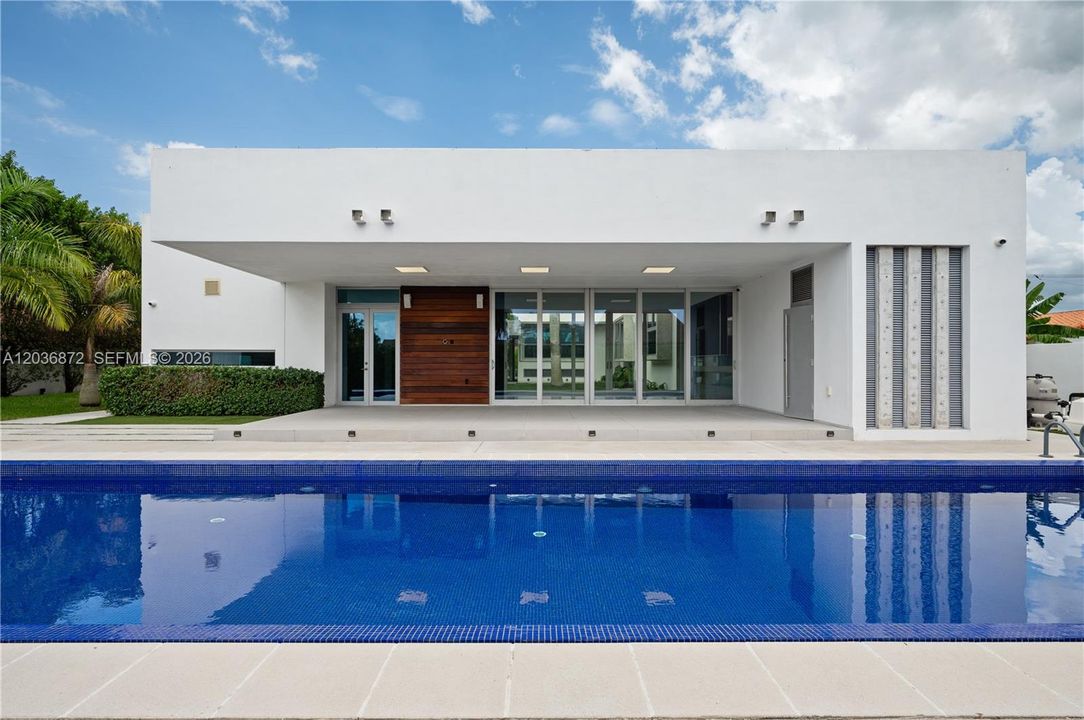 For Sale: $2,999,900 (6 beds, 5 baths, 4146 Square Feet)