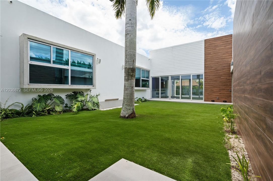 For Sale: $2,999,900 (6 beds, 5 baths, 4146 Square Feet)