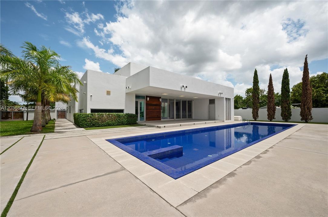 For Sale: $2,999,900 (6 beds, 5 baths, 4146 Square Feet)