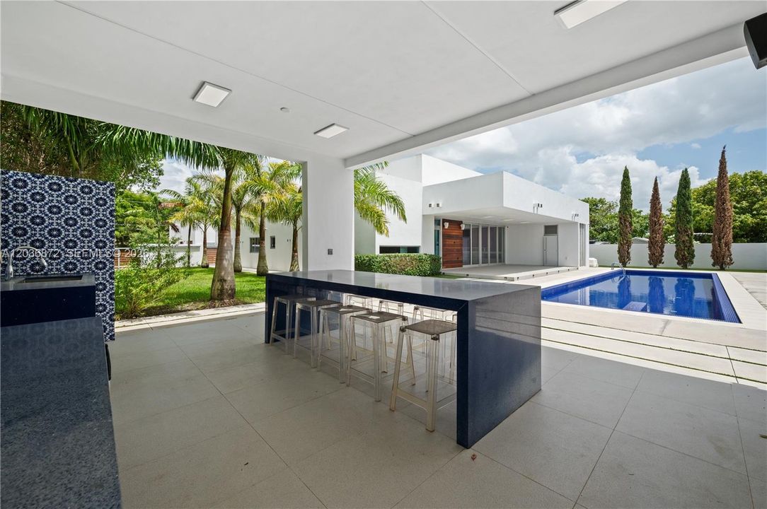 For Sale: $2,999,900 (6 beds, 5 baths, 4146 Square Feet)