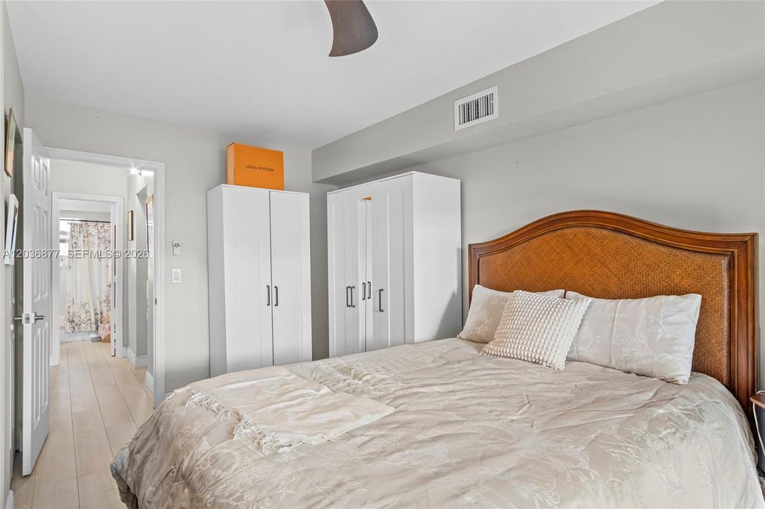 For Sale: $129,999 (1 beds, 1 baths, 610 Square Feet)
