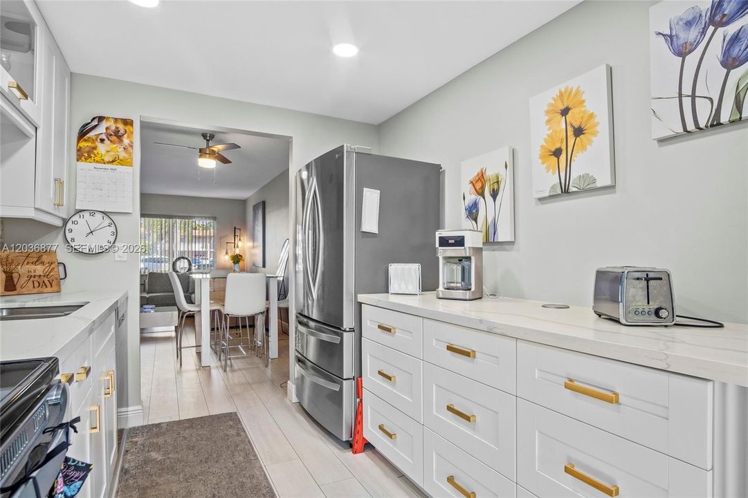 For Sale: $129,999 (1 beds, 1 baths, 610 Square Feet)