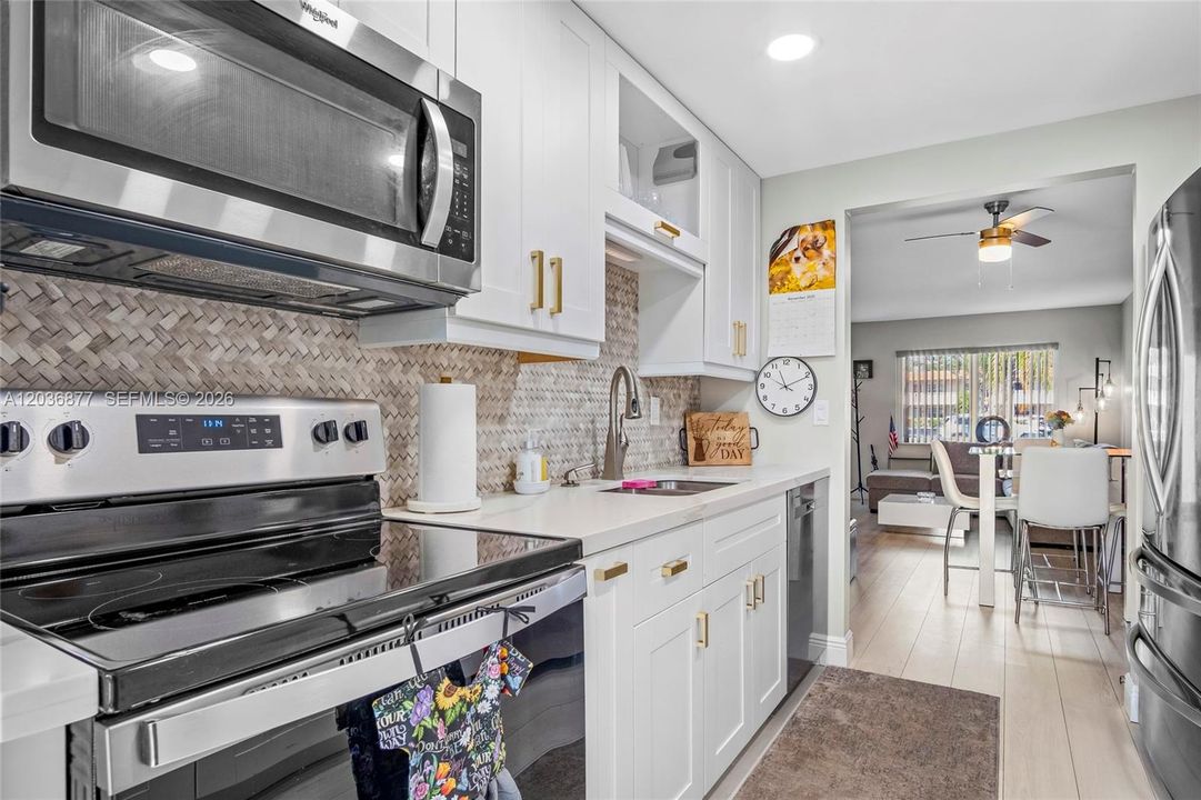 For Sale: $129,999 (1 beds, 1 baths, 610 Square Feet)