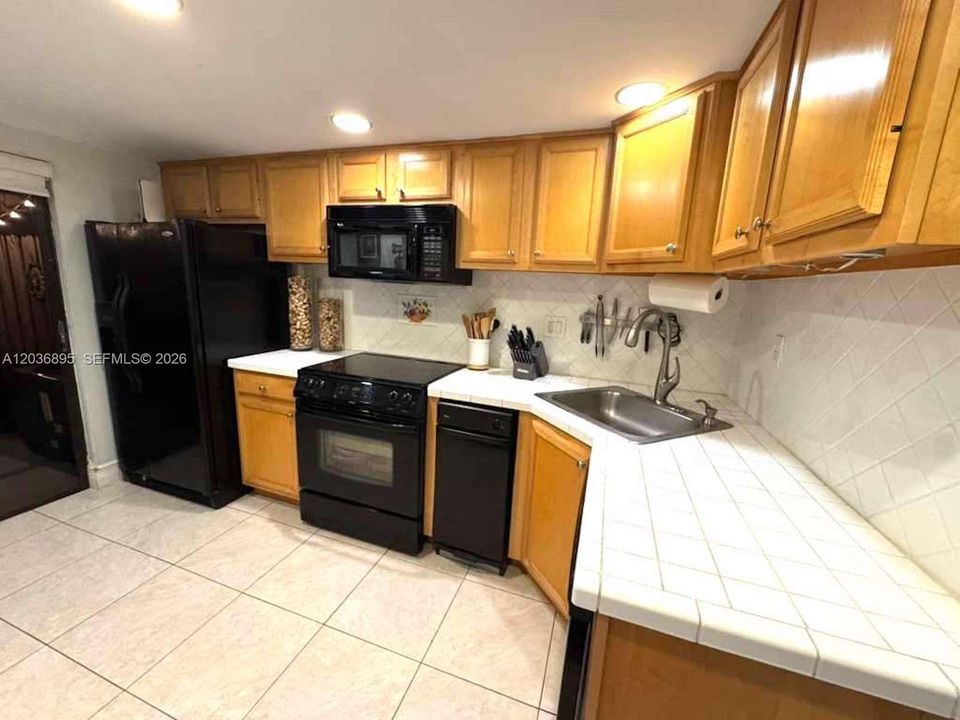 For Rent: $2,500 (1 beds, 1 baths, 970 Square Feet)