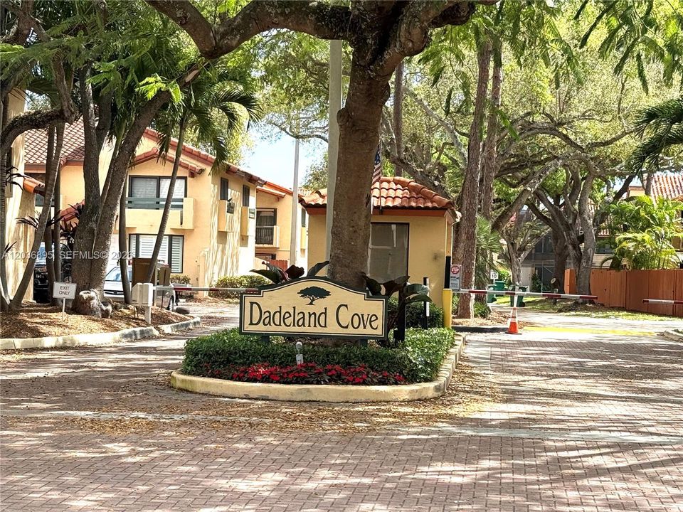 For Rent: $2,500 (1 beds, 1 baths, 970 Square Feet)