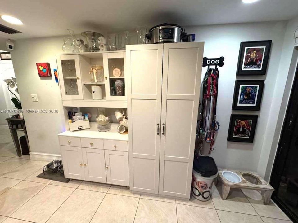 For Rent: $2,500 (1 beds, 1 baths, 970 Square Feet)