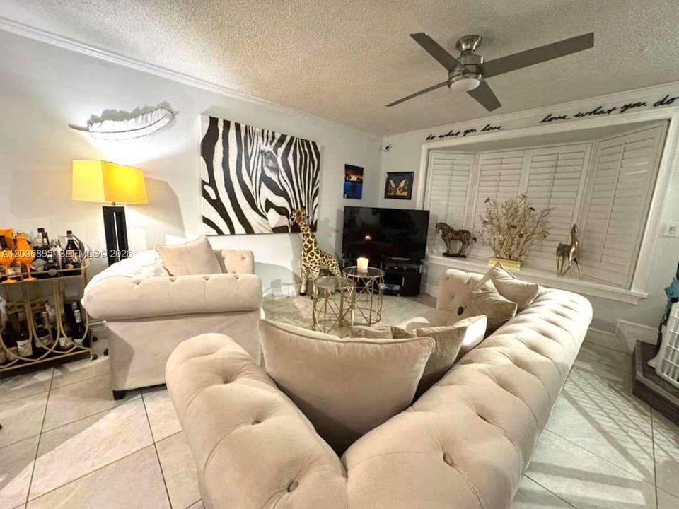For Rent: $2,500 (1 beds, 1 baths, 970 Square Feet)