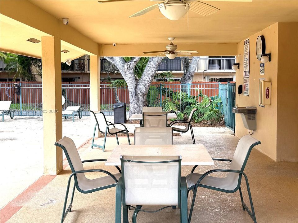 For Rent: $2,500 (1 beds, 1 baths, 970 Square Feet)