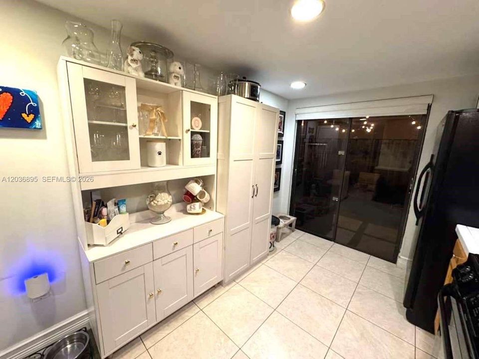 For Rent: $2,500 (1 beds, 1 baths, 970 Square Feet)