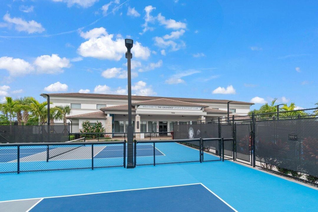 Valencia Grand Amenities