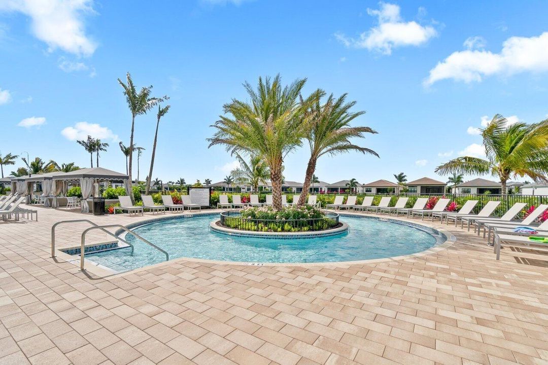 Valencia Grand Amenities