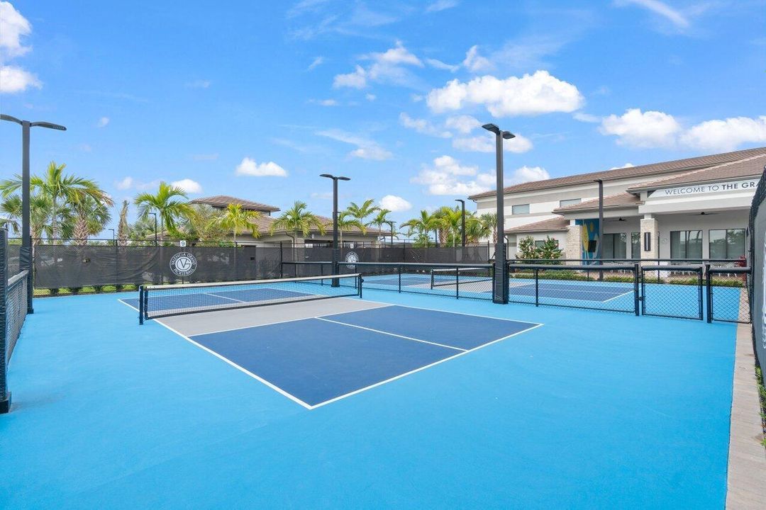 Valencia Grand Amenities