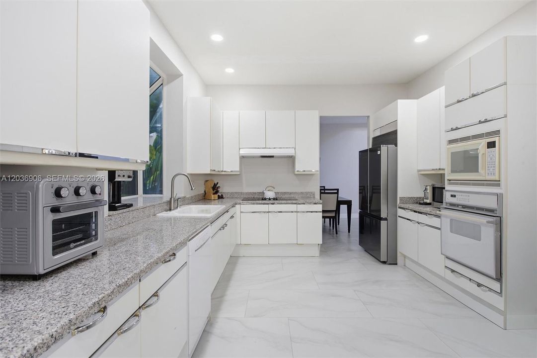 For Rent: $7,500 (3 beds, 3 baths, 2380 Square Feet)