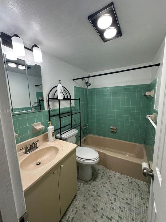 For Sale: $145,000 (1 beds, 1 baths, 640 Square Feet)