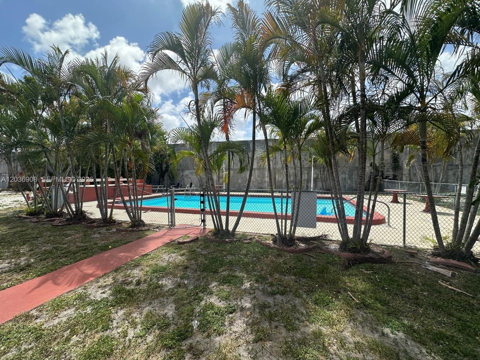 For Sale: $145,000 (1 beds, 1 baths, 640 Square Feet)