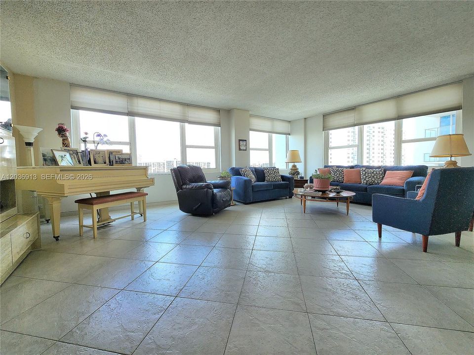 For Sale: $460,000 (2 beds, 2 baths, 1370 Square Feet)