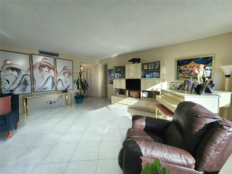 For Sale: $460,000 (2 beds, 2 baths, 1370 Square Feet)
