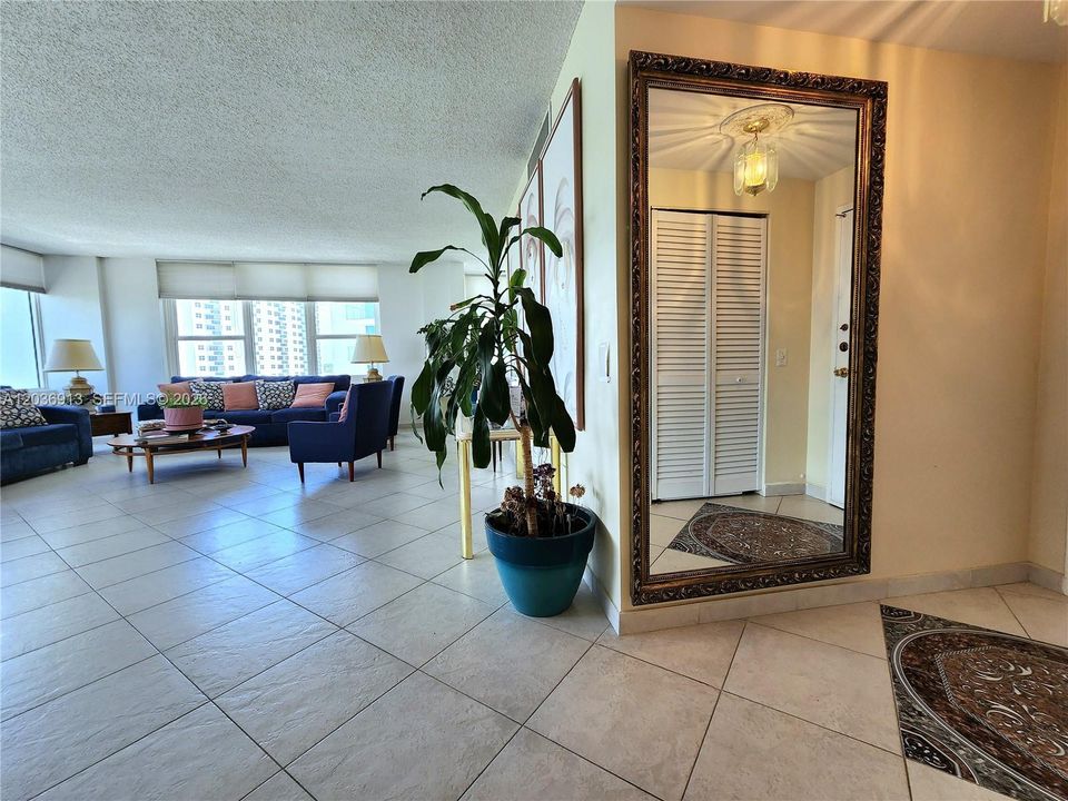 For Sale: $460,000 (2 beds, 2 baths, 1370 Square Feet)