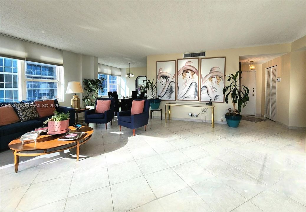 For Sale: $460,000 (2 beds, 2 baths, 1370 Square Feet)