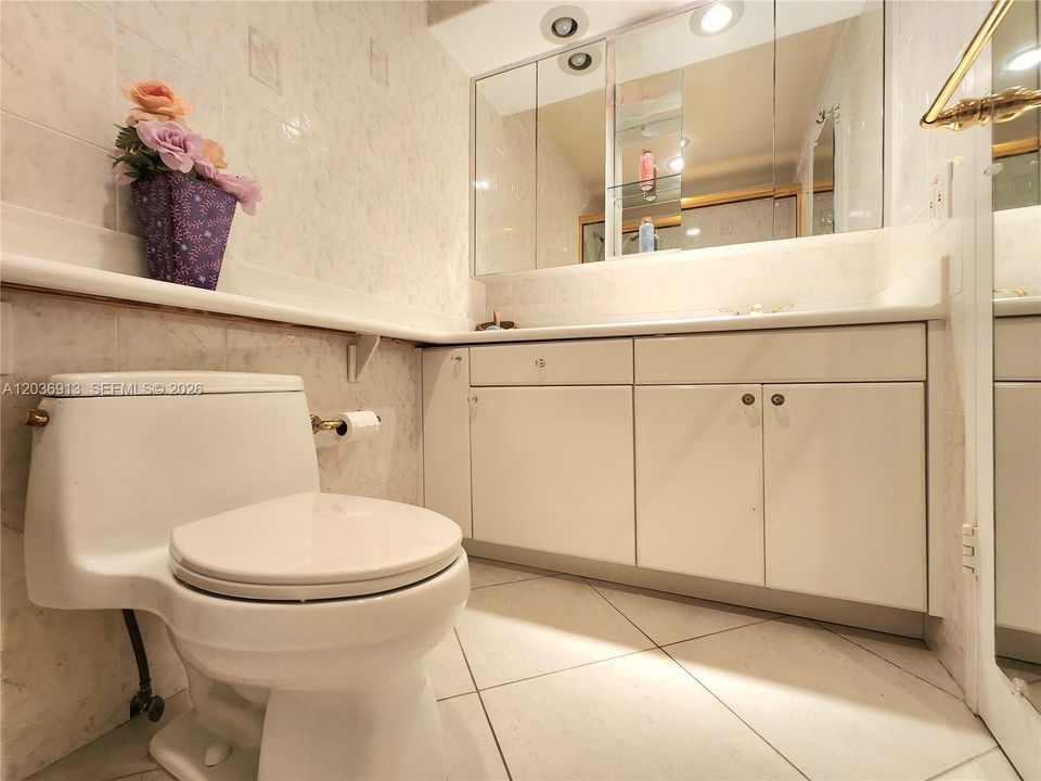For Sale: $460,000 (2 beds, 2 baths, 1370 Square Feet)