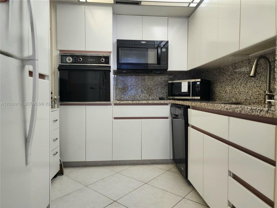 For Sale: $460,000 (2 beds, 2 baths, 1370 Square Feet)