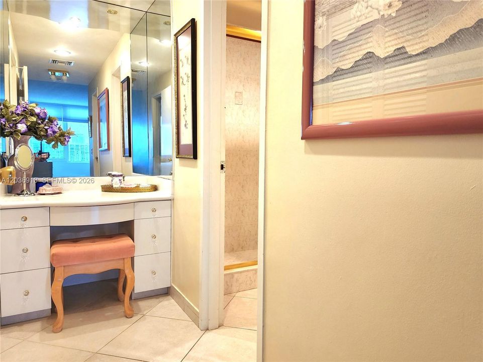 For Sale: $460,000 (2 beds, 2 baths, 1370 Square Feet)