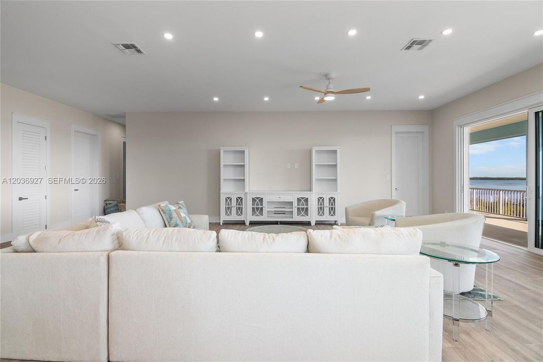 For Sale: $2,300,000 (4 beds, 3 baths, 2400 Square Feet)