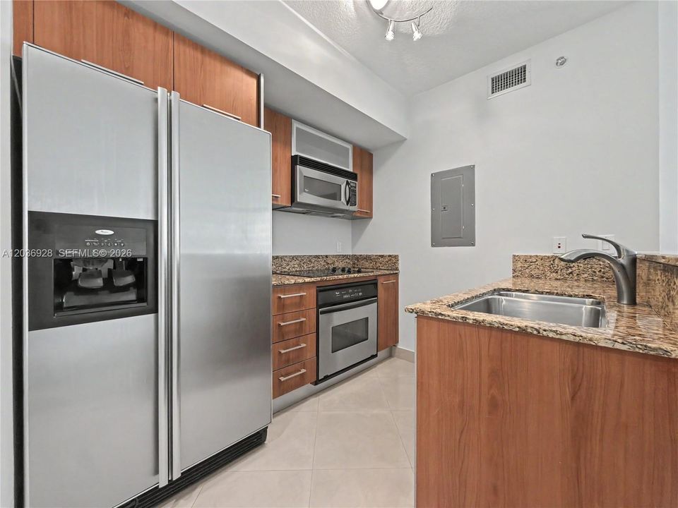 For Rent: $2,400 (1 beds, 1 baths, 657 Square Feet)