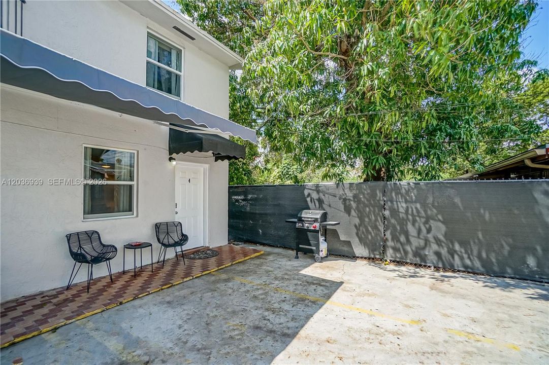 For Rent: $2,400 (2 beds, 1 baths, 4904 Square Feet)