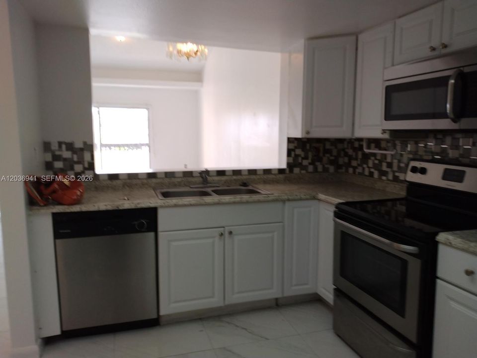 В аренду: $2,350 (2 спален, 2 ванн, 978 Квадратных фут)