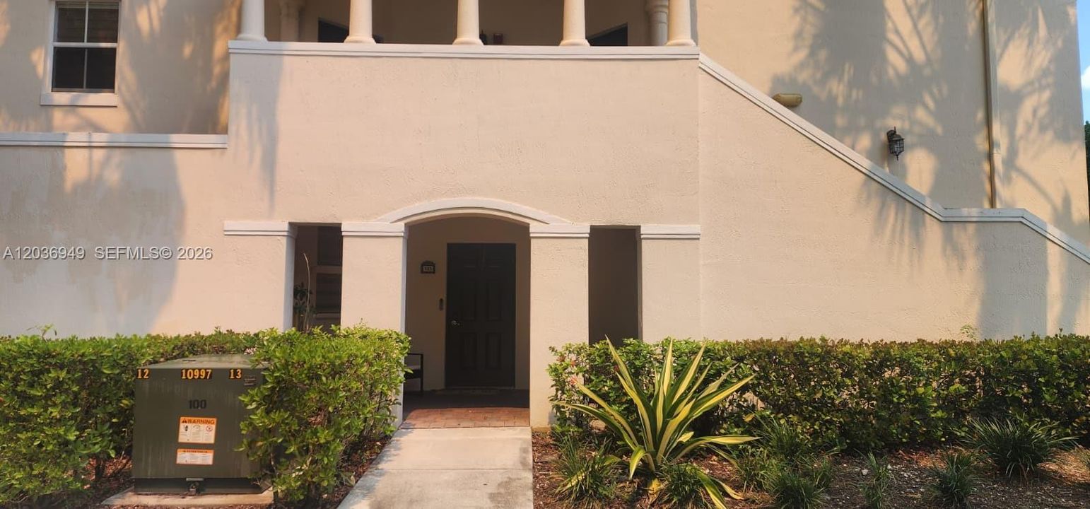 For Rent: $2,700 (3 beds, 2 baths, 1207 Square Feet)