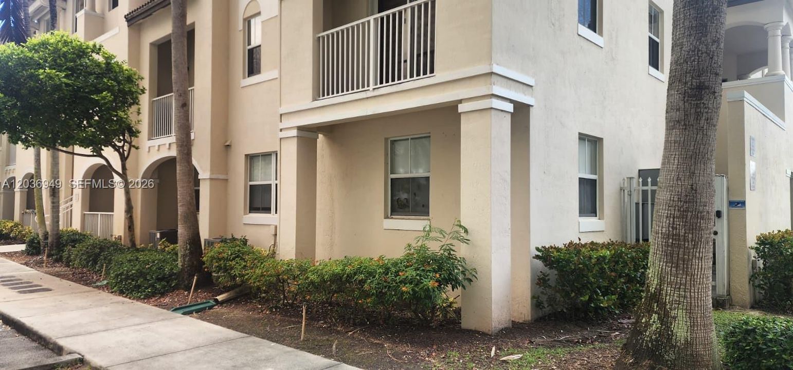 For Rent: $2,700 (3 beds, 2 baths, 1207 Square Feet)