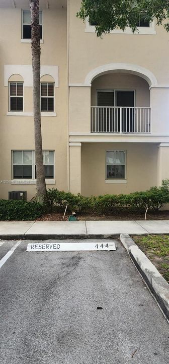 For Rent: $2,700 (3 beds, 2 baths, 1207 Square Feet)