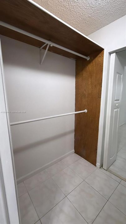 For Rent: $1,800 (1 beds, 1 baths, 689 Square Feet)