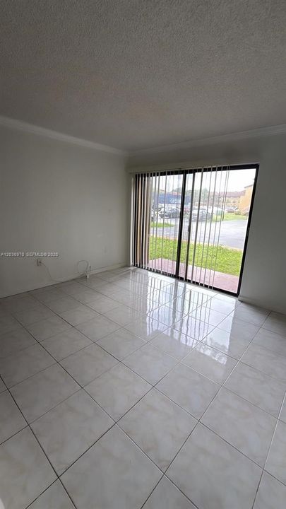 For Rent: $1,800 (1 beds, 1 baths, 689 Square Feet)