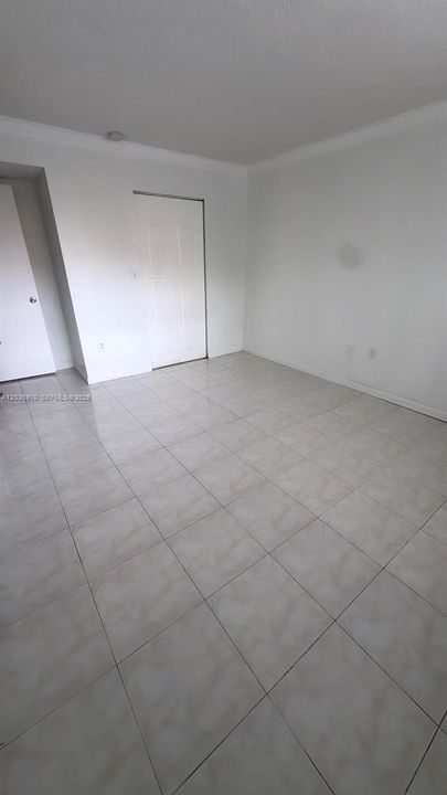 For Rent: $1,800 (1 beds, 1 baths, 689 Square Feet)