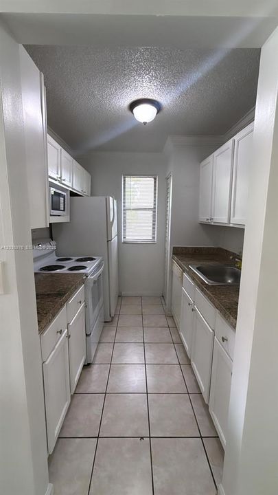 For Rent: $1,800 (1 beds, 1 baths, 689 Square Feet)