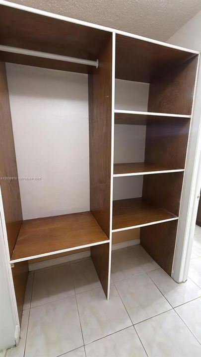 For Rent: $1,800 (1 beds, 1 baths, 689 Square Feet)