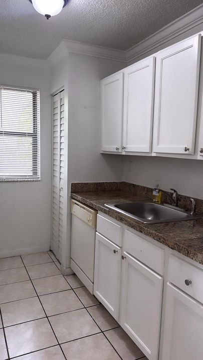 For Rent: $1,800 (1 beds, 1 baths, 689 Square Feet)