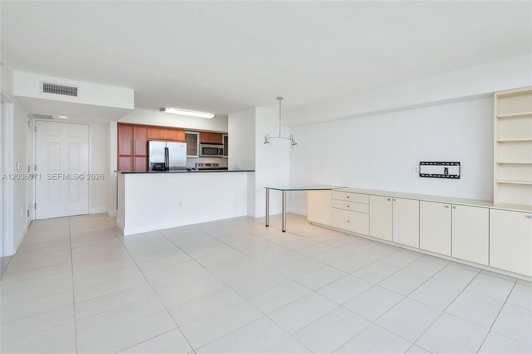For Rent: $2,650 (1 beds, 1 baths, 848 Square Feet)