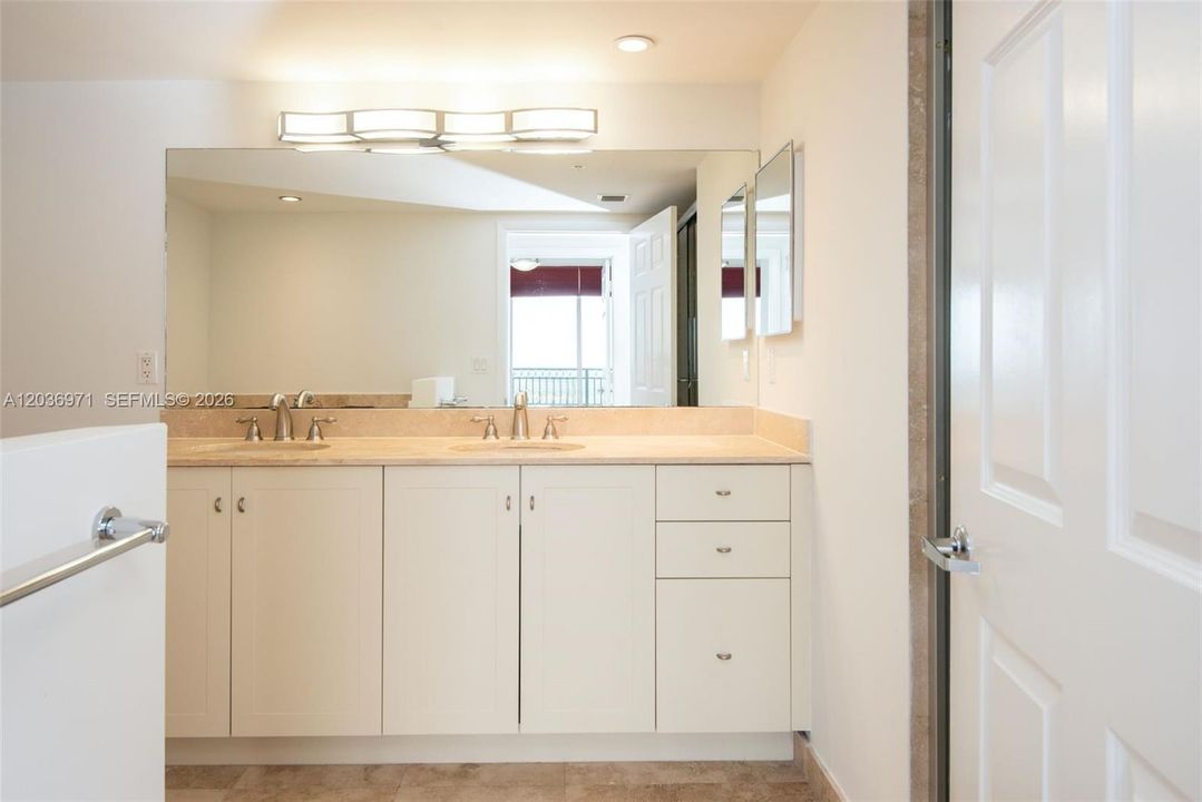 For Rent: $2,650 (1 beds, 1 baths, 848 Square Feet)