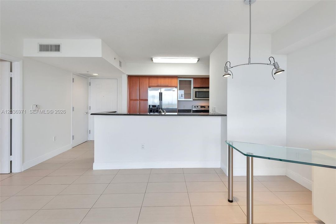 For Rent: $2,650 (1 beds, 1 baths, 848 Square Feet)