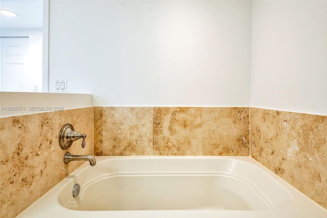 For Rent: $2,650 (1 beds, 1 baths, 848 Square Feet)