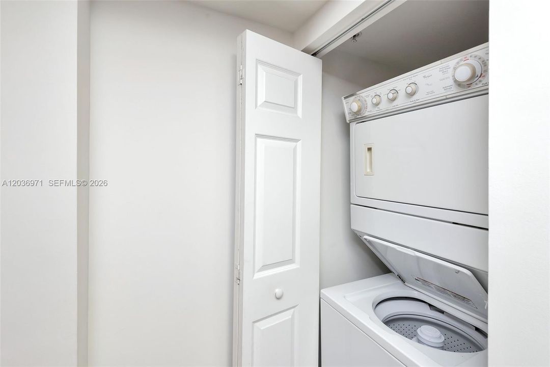 For Rent: $2,650 (1 beds, 1 baths, 848 Square Feet)