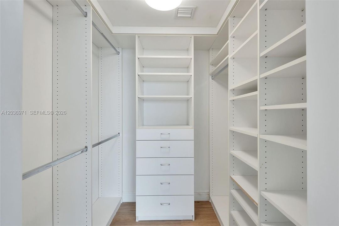 For Rent: $2,650 (1 beds, 1 baths, 848 Square Feet)