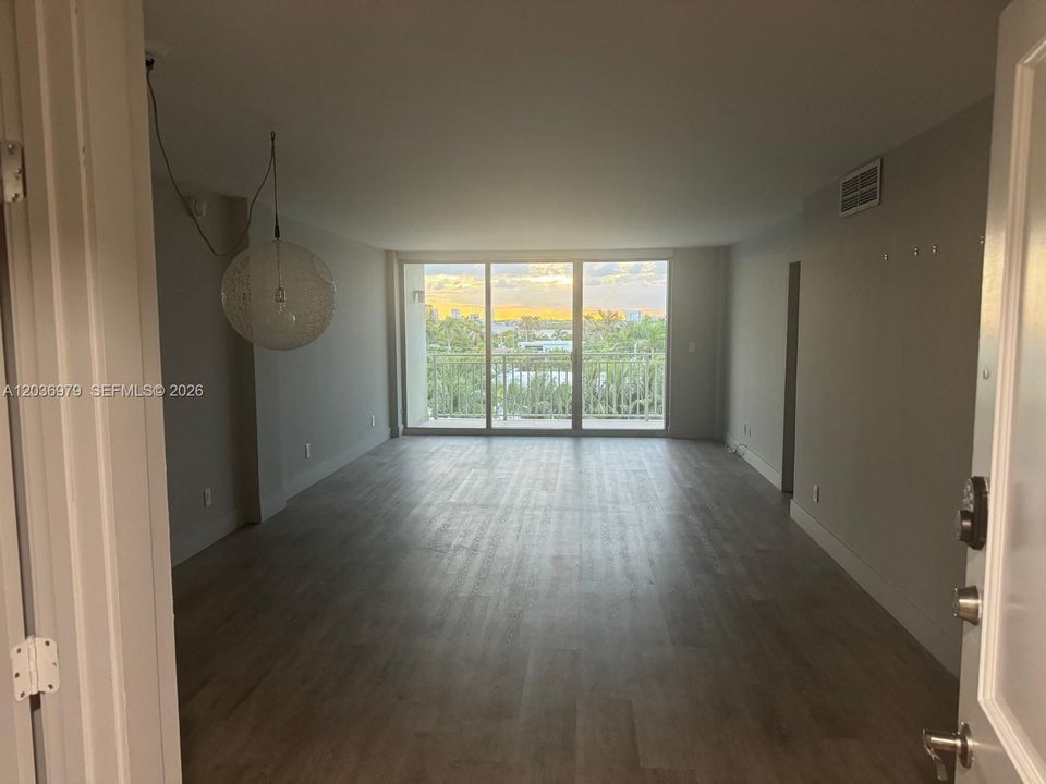 For Rent: $3,400 (1 beds, 1 baths, 975 Square Feet)