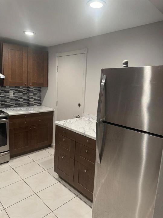 For Rent: $3,400 (1 beds, 1 baths, 975 Square Feet)