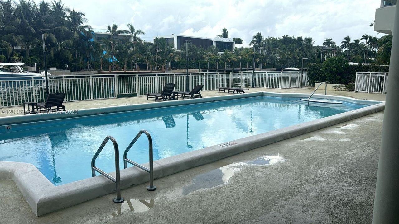 For Rent: $3,400 (1 beds, 1 baths, 975 Square Feet)