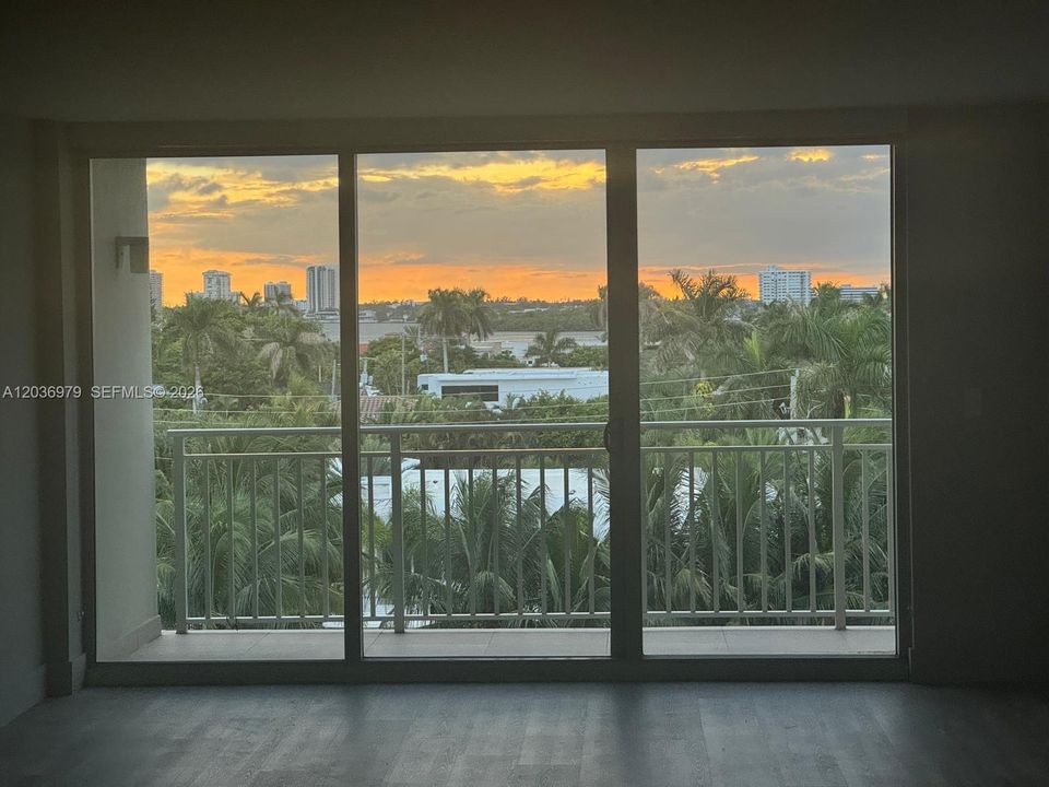 For Rent: $3,400 (1 beds, 1 baths, 975 Square Feet)