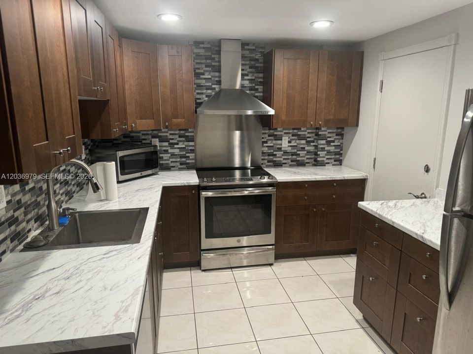 For Rent: $3,400 (1 beds, 1 baths, 975 Square Feet)